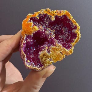 Caja de regalo Aura Geode: Cristal arcoíris radiante, un recuerdo mágico