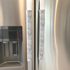 Puede incluir: Un juego de tres tazas de cerámica con un acabado mate moteado. Cada taza presenta un color diferente: azul claro, crema y gris. Las tazas tienen un diseño simple y moderno con una forma redondeada y un asa cómoda.