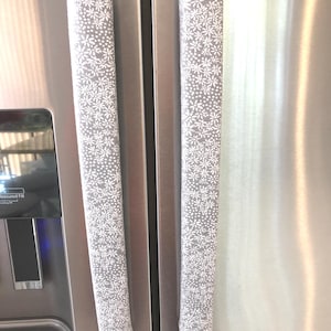 Witte gerberamadeliefje op grijze koelkastgreephoezen voor keukenapparatuur