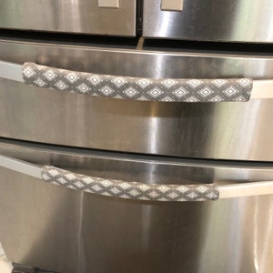 Fundas de franela para manijas de electrodomésticos de cocina, de 40,6 cm y 35,5 cm x 12,7 cm, con diseño de diamante en gris y blanco.