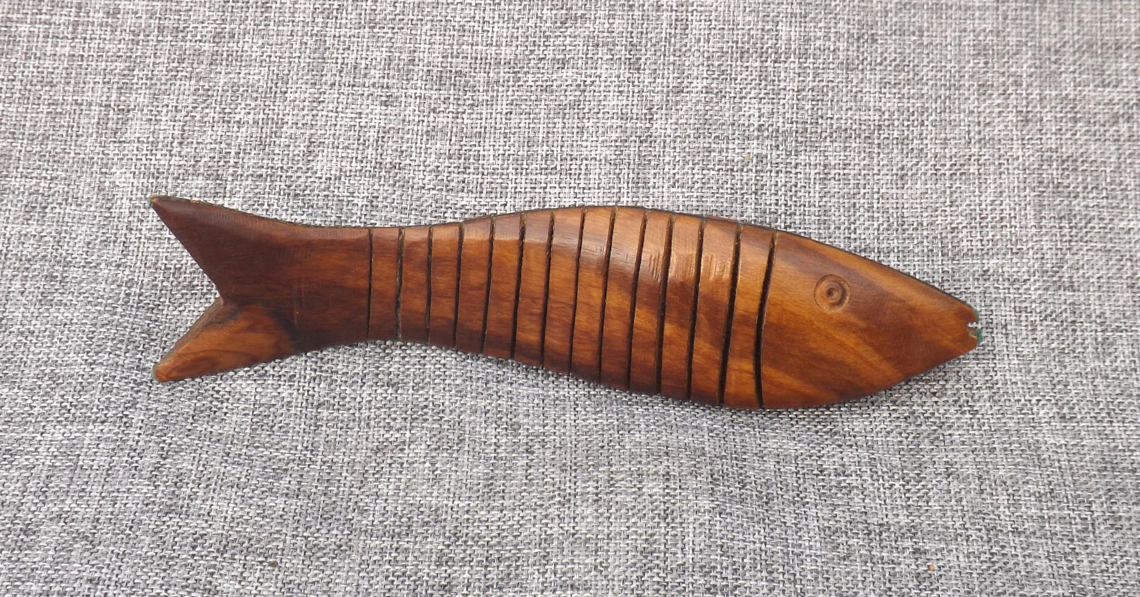 オリーブの木で作られた動く魚 - Etsy 日本