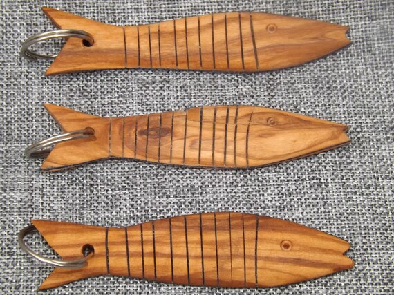 キーホルダーについた動く木の魚 - Etsy 日本