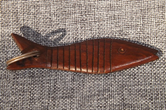 キーホルダーについた動く木の魚 - Etsy 日本