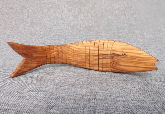 オリーブの木で作られた動く魚 - Etsy 日本