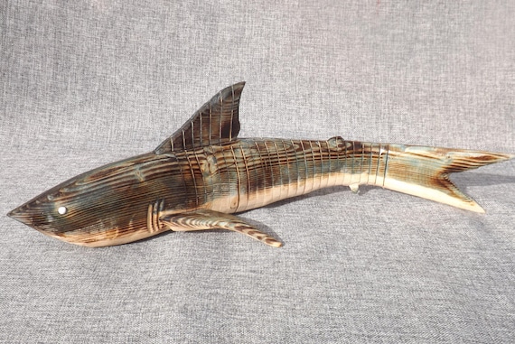 木でできた動くサメ - Etsy 日本