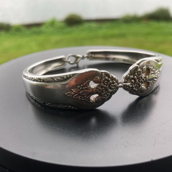 Pulsera de eslabones de cuchara, hecha a medida, con baño de plata vintage. Consulta la descripción para más detalles.