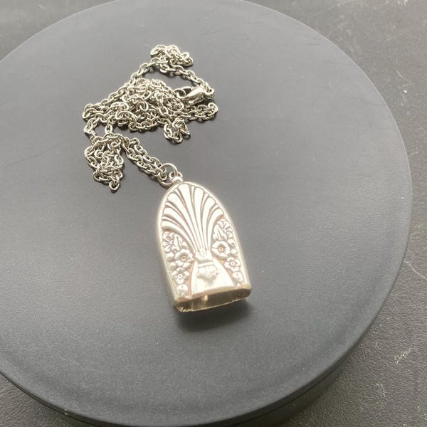Collar con colgante de campana y cuchillo, vintage, chapado en plata.