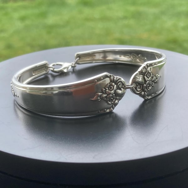 Pulsera de eslabones de cuchara, hecha a medida, con baño de plata vintage. Consulta la descripción para más detalles.