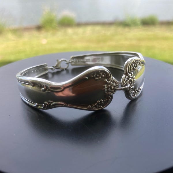 Pulsera de eslabones de cuchara, hecha a medida, con baño de plata vintage. Consulta la descripción para más detalles.