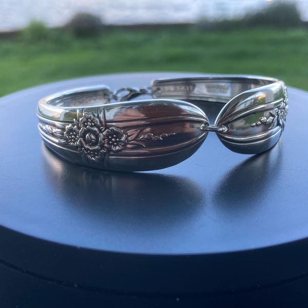 Pulsera de eslabones de cuchara, hecha a medida, con baño de plata vintage. Consulta la descripción para más detalles.