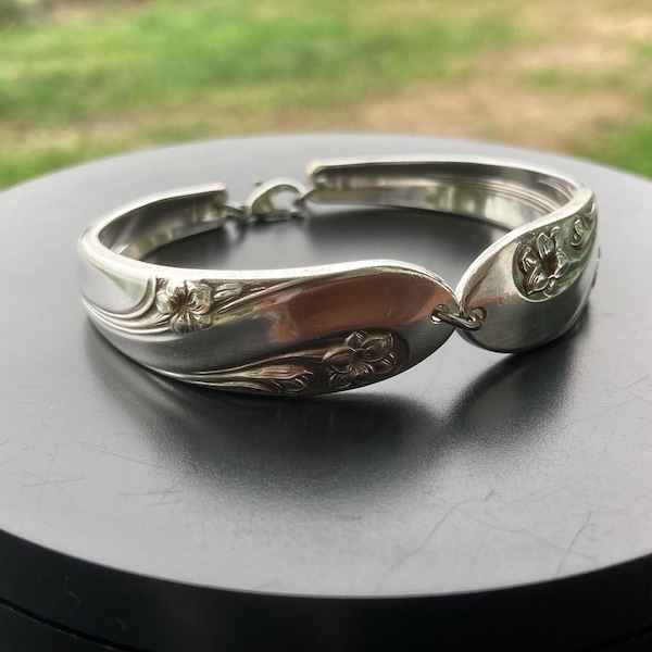 Pulsera de eslabones de cuchara, hecha a medida, con baño de plata vintage. Consulta la descripción para más detalles.