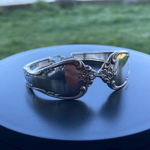 Pulsera de eslabones de cuchara, hecha a medida, con baño de plata vintage. Consulta la descripción para más detalles.