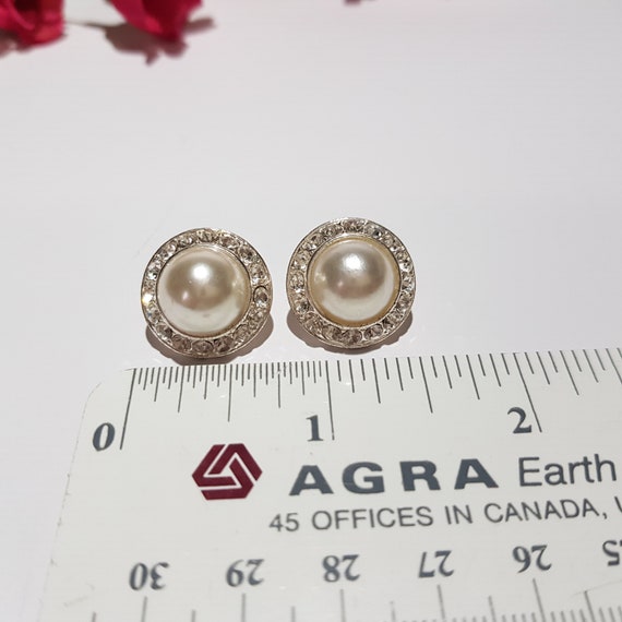 Vintage stud earrings silver tone & Imitation Pea… - image 9