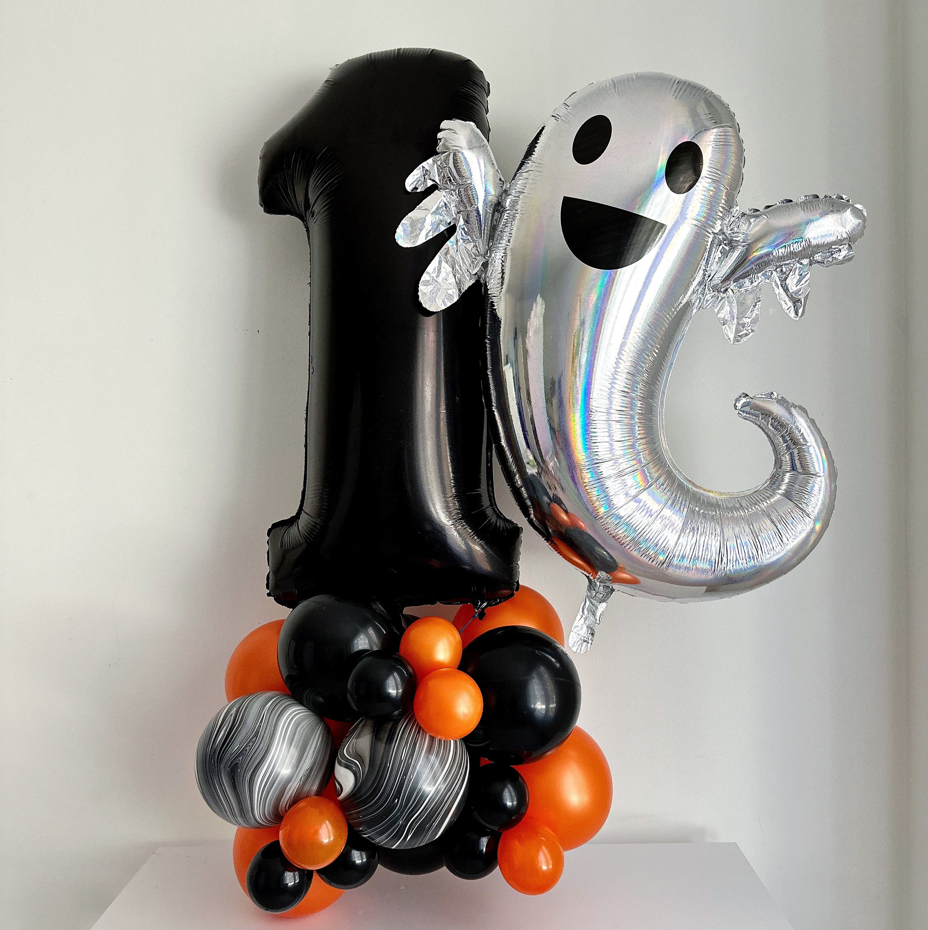 Torre de balões de aniversário de Halloween, decoração de primeiro aniversário fantasma, festa de primeiro aniversário de um cara assustador, decoração de balões para comemorar um