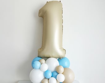 First Birthday Boy, Boy 1st Birthday Party, Blue Party Theme, Blue Birthday Balloons, Boy 1st Birthday Themes, Balloon Tower