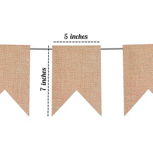 Puede incluir: Un bander&iacute;n de arpillera con tres banderas, cada una de 12,7 cm de ancho y 17,8 cm de largo. Las banderas son de color marr&oacute;n claro y tienen una forma puntiaguda.