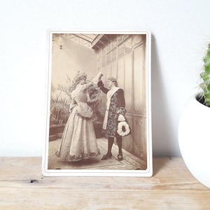 Photographie ancienne/carte portait d'un couple dansant/acteurs costumés France 1920