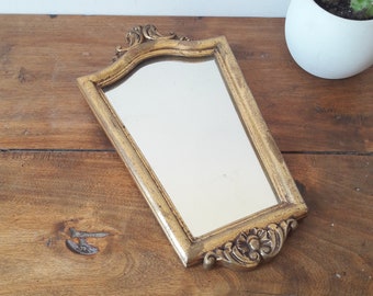 Francais miroir ancien/cadre en bois et résine doré/style Louis XVI/décor de coquille/moulure perlée/accroche murale/XXème