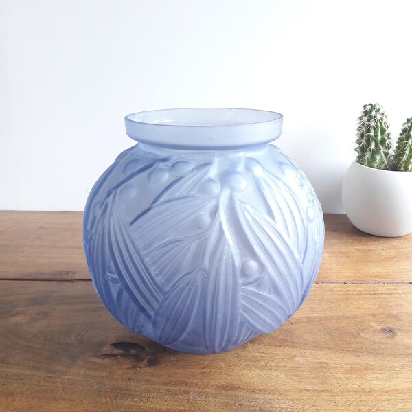 Vase boule art déco/verre dépoli bleu/motifs végéteaux en relief/France années 30