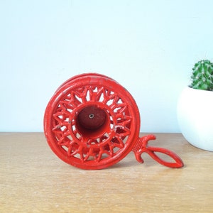 Franse vintage/gietijzeren schotelwarmer/rode onderzetter/theepotwarmer/kaarsenhouder/gestileerd handvat/60s