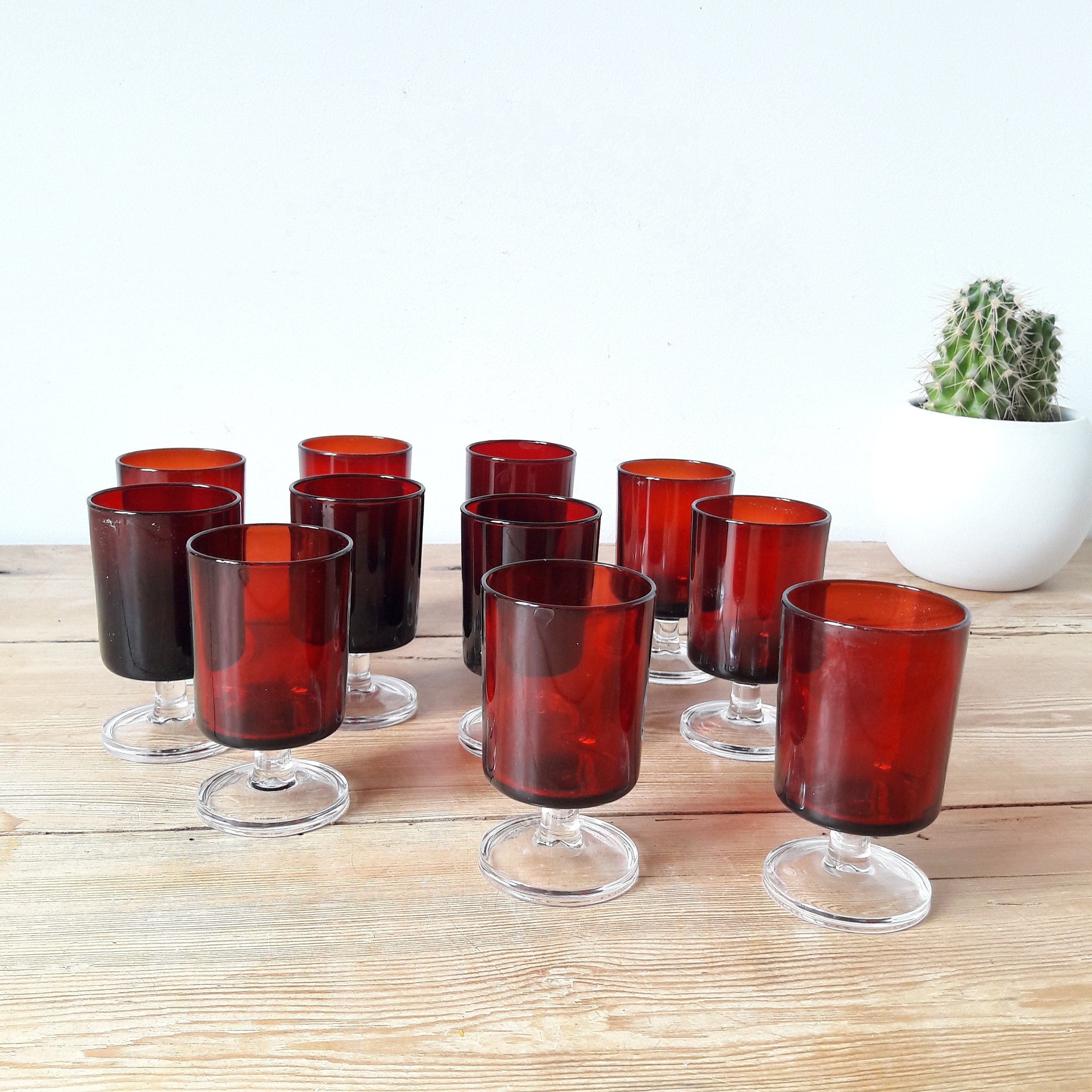 Verres à Vin Vintage/Verres Cavaliers Rouges/Forme Tube sur Pied/Luminarc/Lot de 11/France 1970