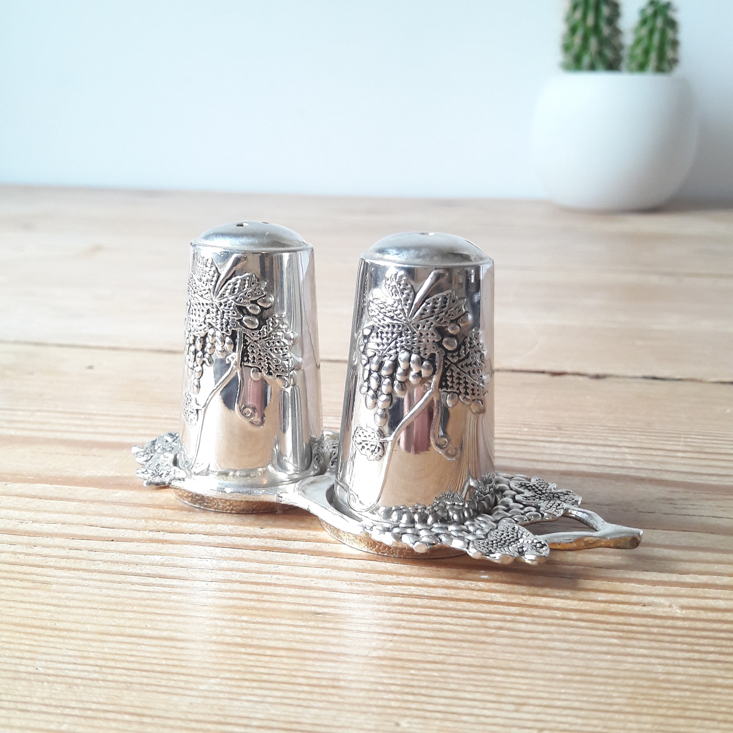 Salière et Poivrière Vintage/Métal Argenté/Posé sur Socle/Décor de Grappes Raisin/stycle Classique/F