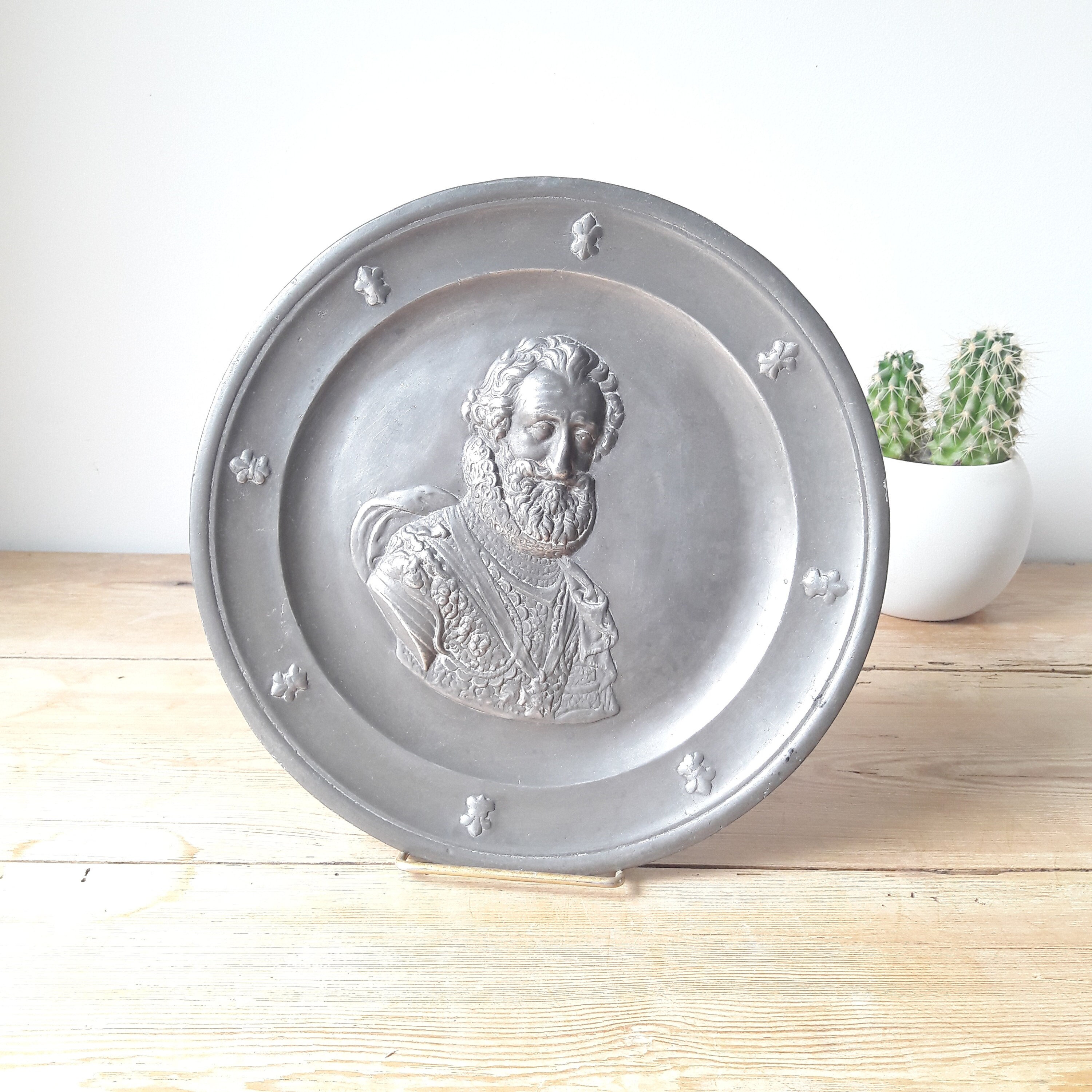 Très Ancien/Assiette en Étain/Portrait Henri Iv/Étain Sculpté Relief/Poinconné Rose Des Tudor/Arthur