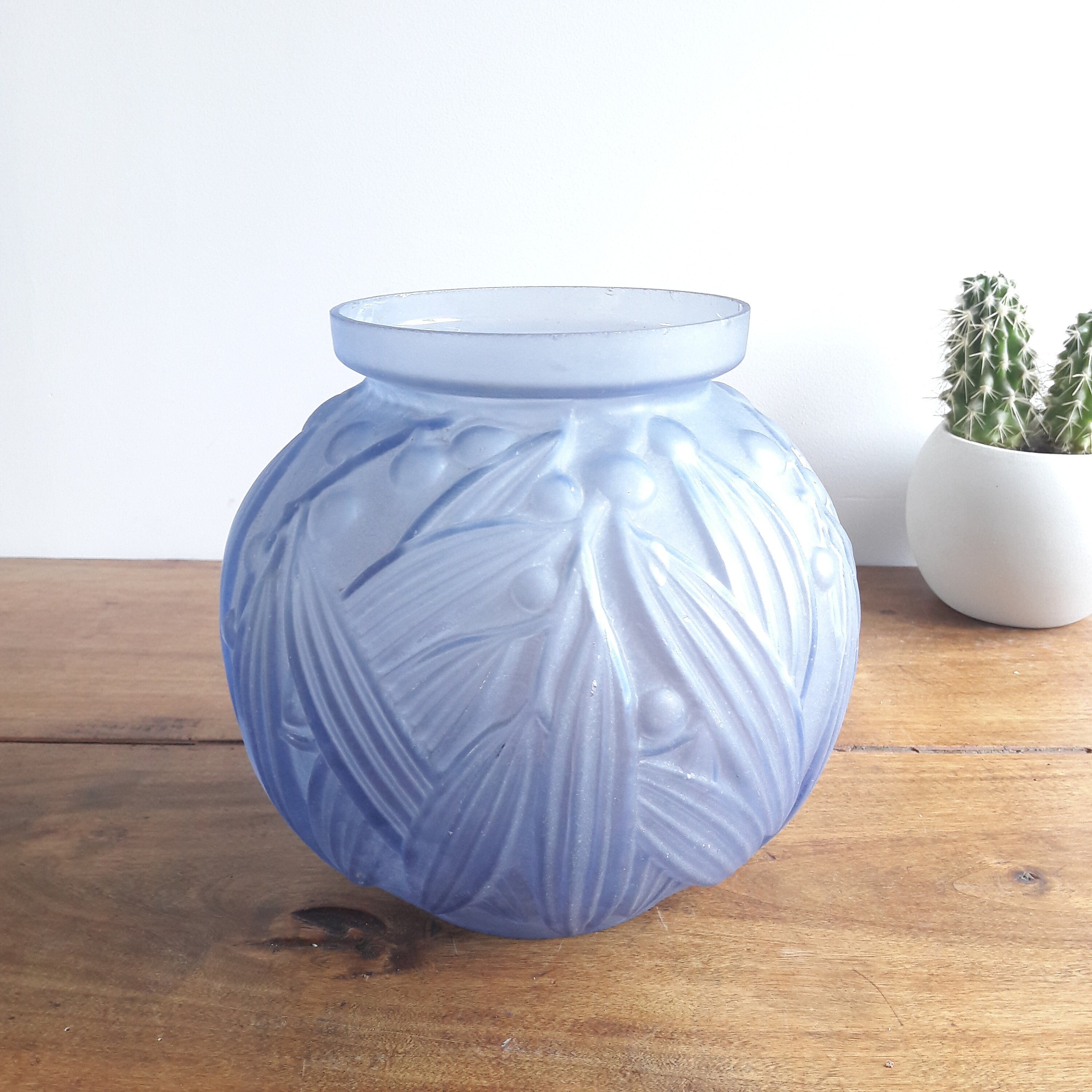 Art Deco bolvaas/blauw matglas/reliëf plantenmotieven/Frankrijk, jaren 30