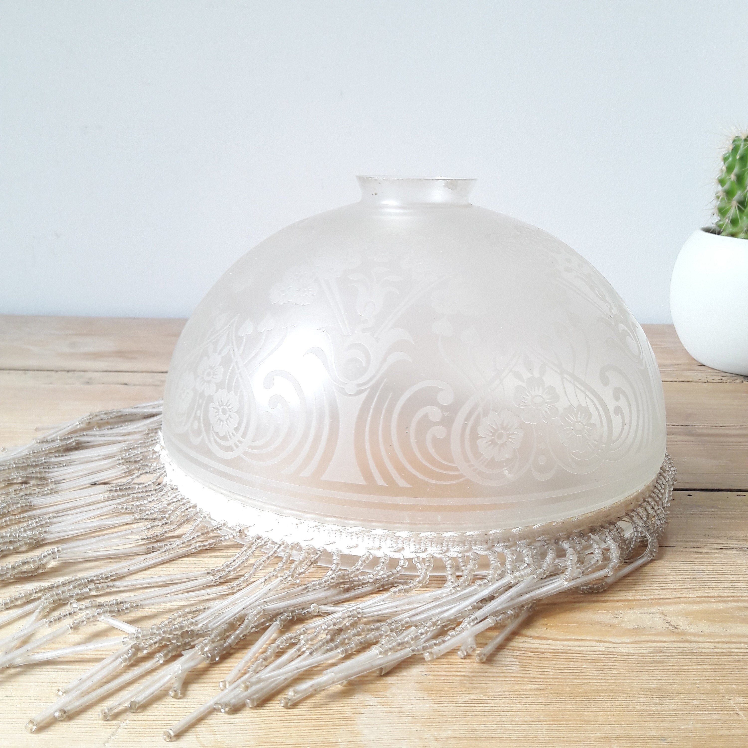 Suspension Art Déco à Perles Blanc et Argenté en Verre Gravé Dépoli, France Années 50