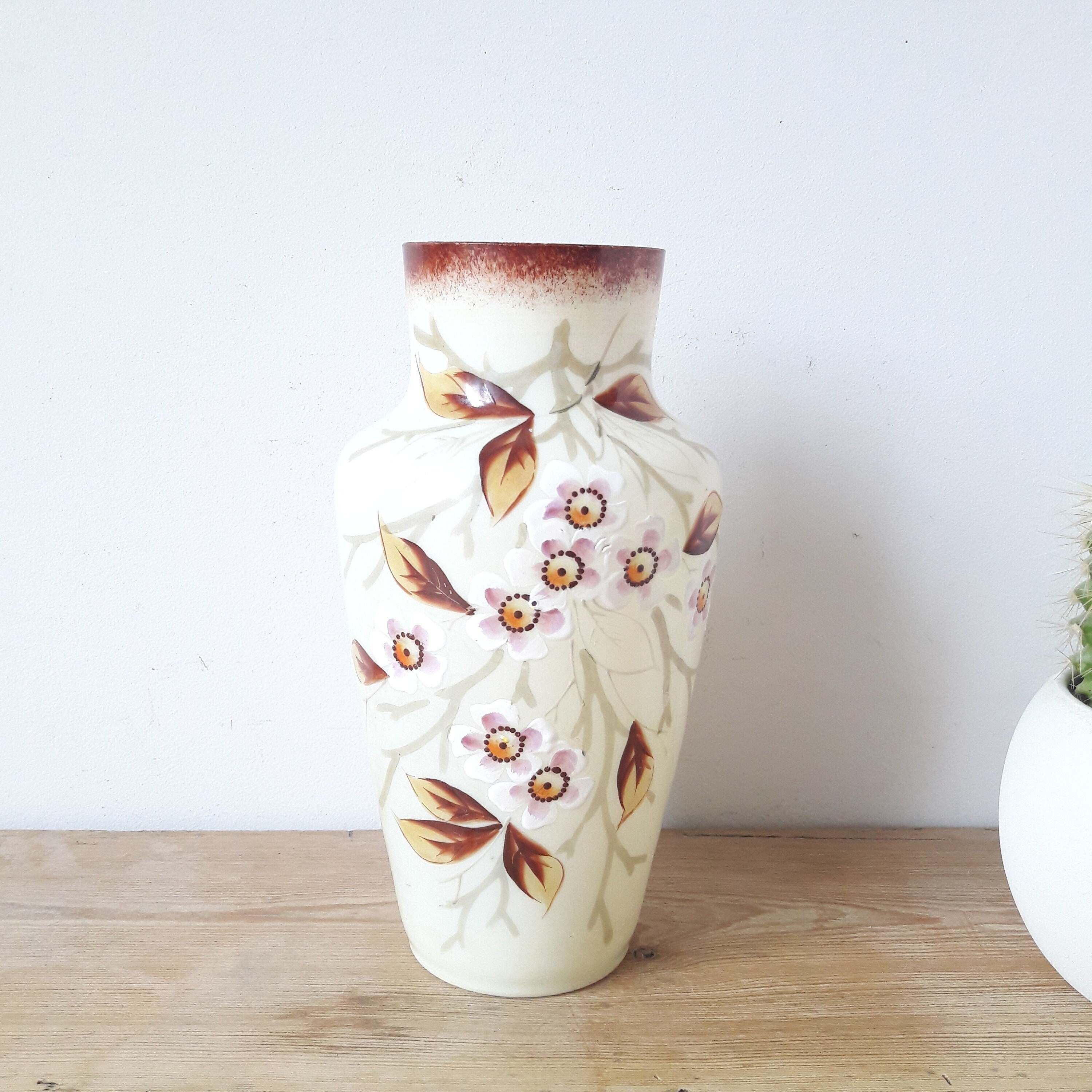 Francais Vintage/Vase en Verre Art Déco/Opaline Blanche/Décor Peint à La Main/Fleurs Rouge et Vert/1