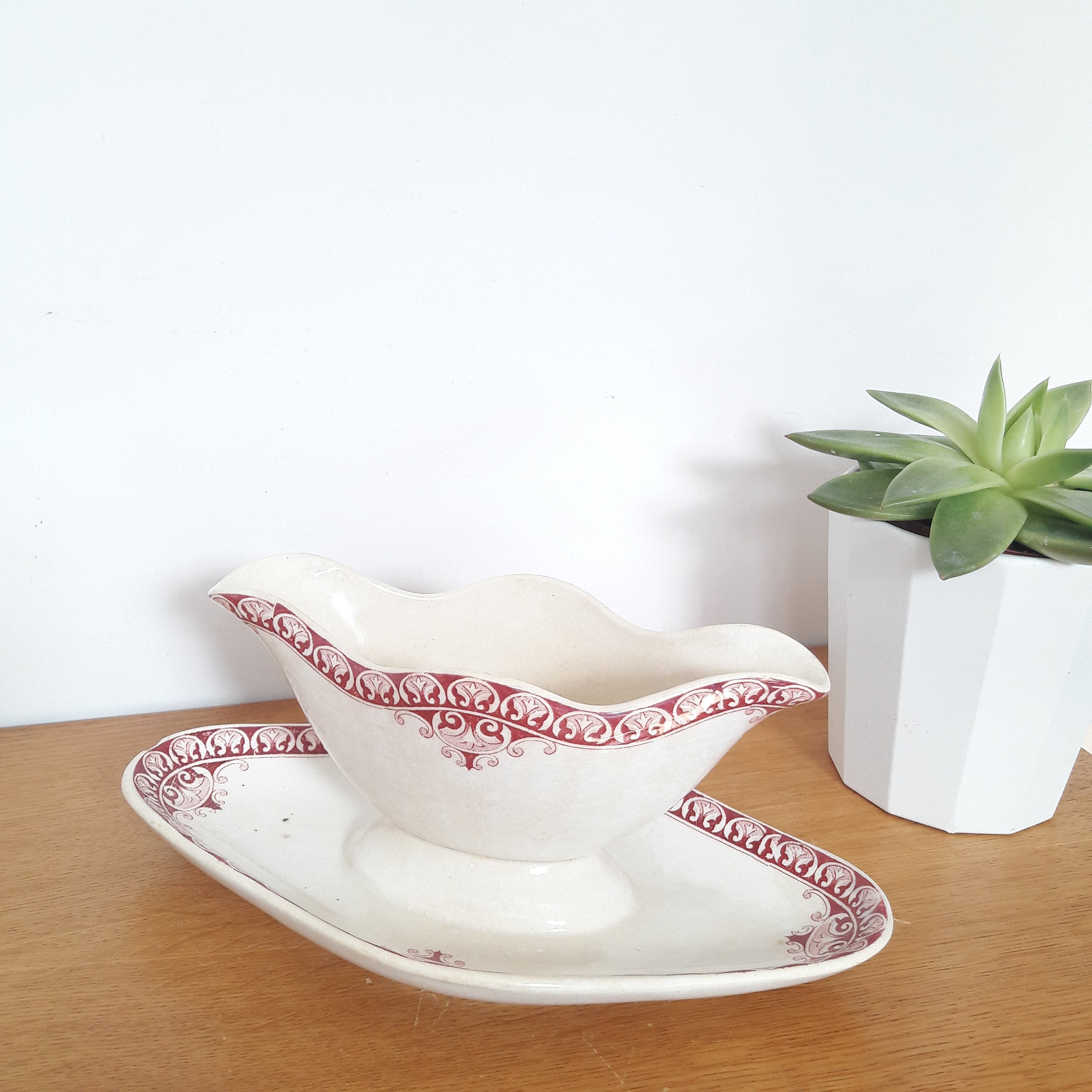 Saucière 1900 en Céramique/ Terre de Fer Rouge et Blanche/ Faience St-Amand/Décor Andrinople