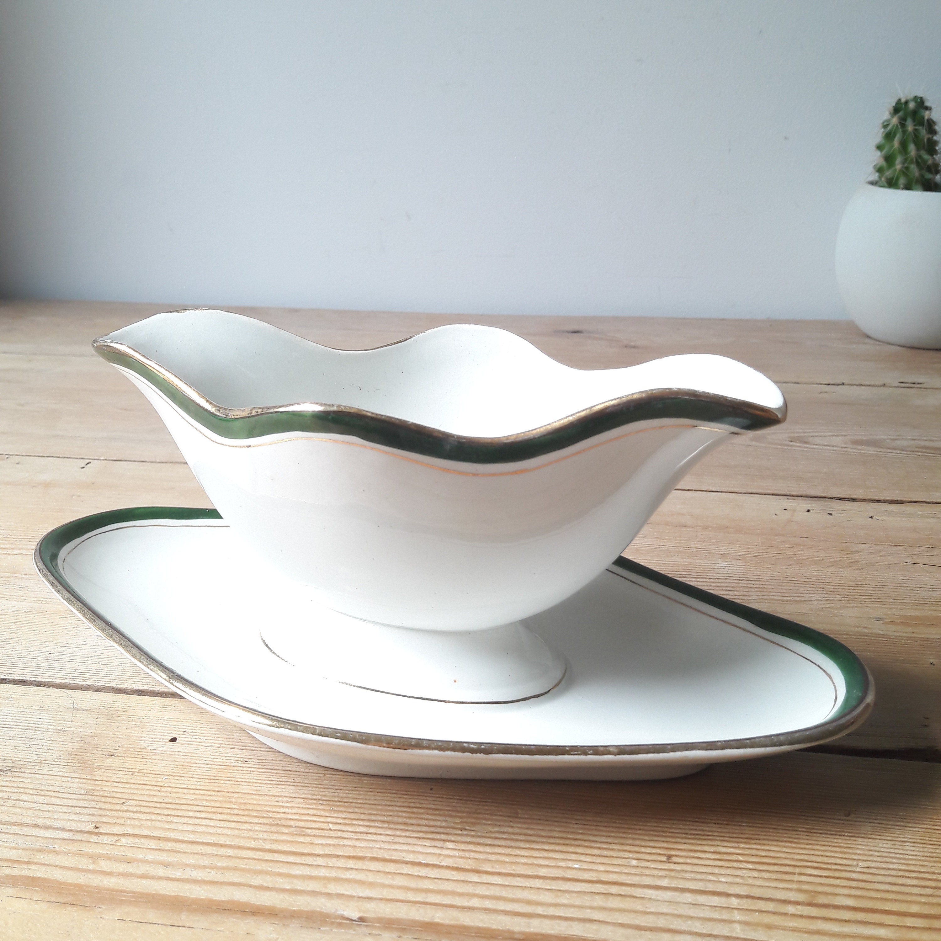 Saucière Vintage/Porcelaine Blanche/Faience Du Moulin Des Moups/Decor Vert et Or/France 1950