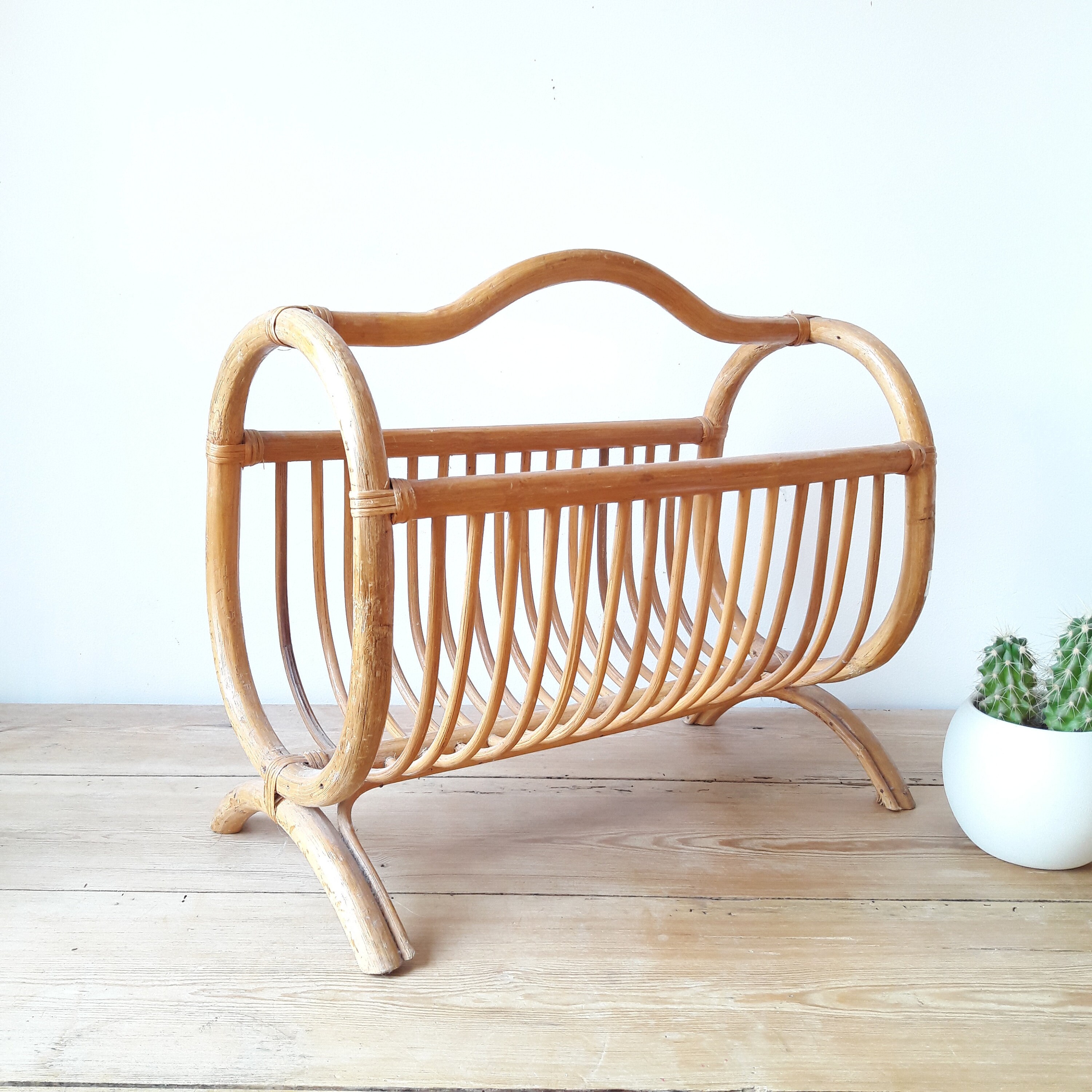 Porte Revue Vintage/Porte Magazines/Rotin et Bambou/Sur Pied avec Poignée/France 1970