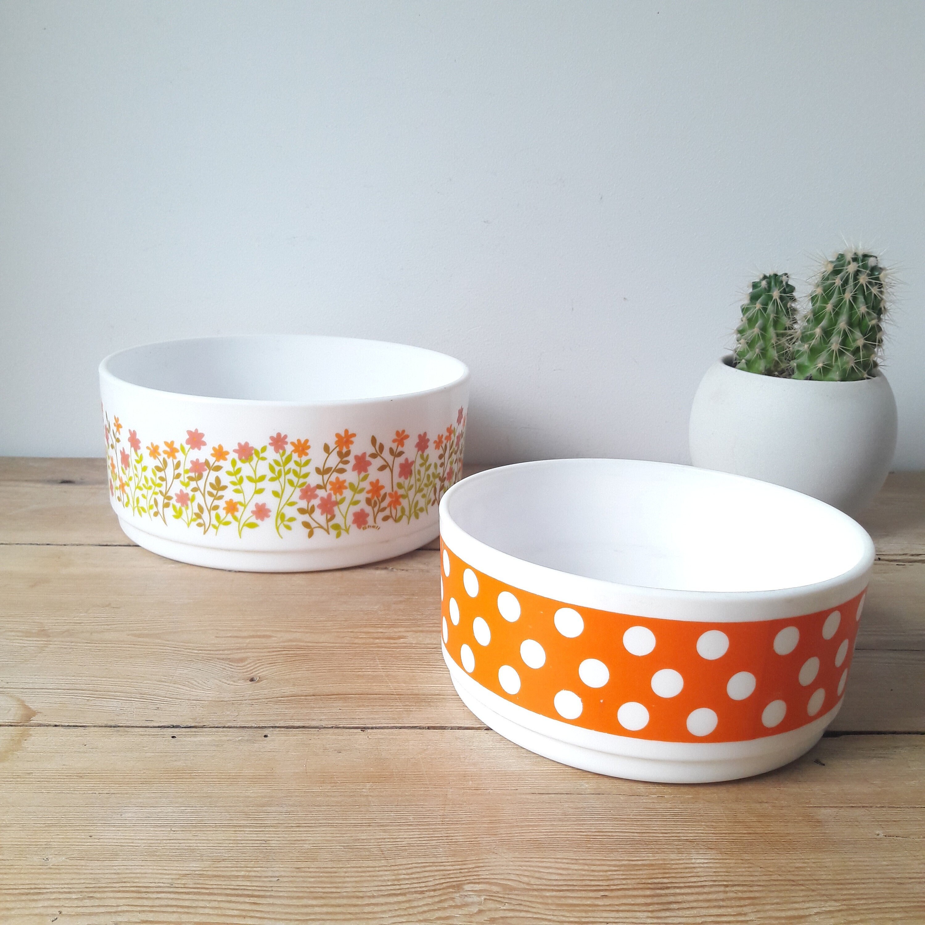 Francais Vintage/Paire de Saladiers Ronds/Marque Arcopal/Fleur et Pois Orange/1970