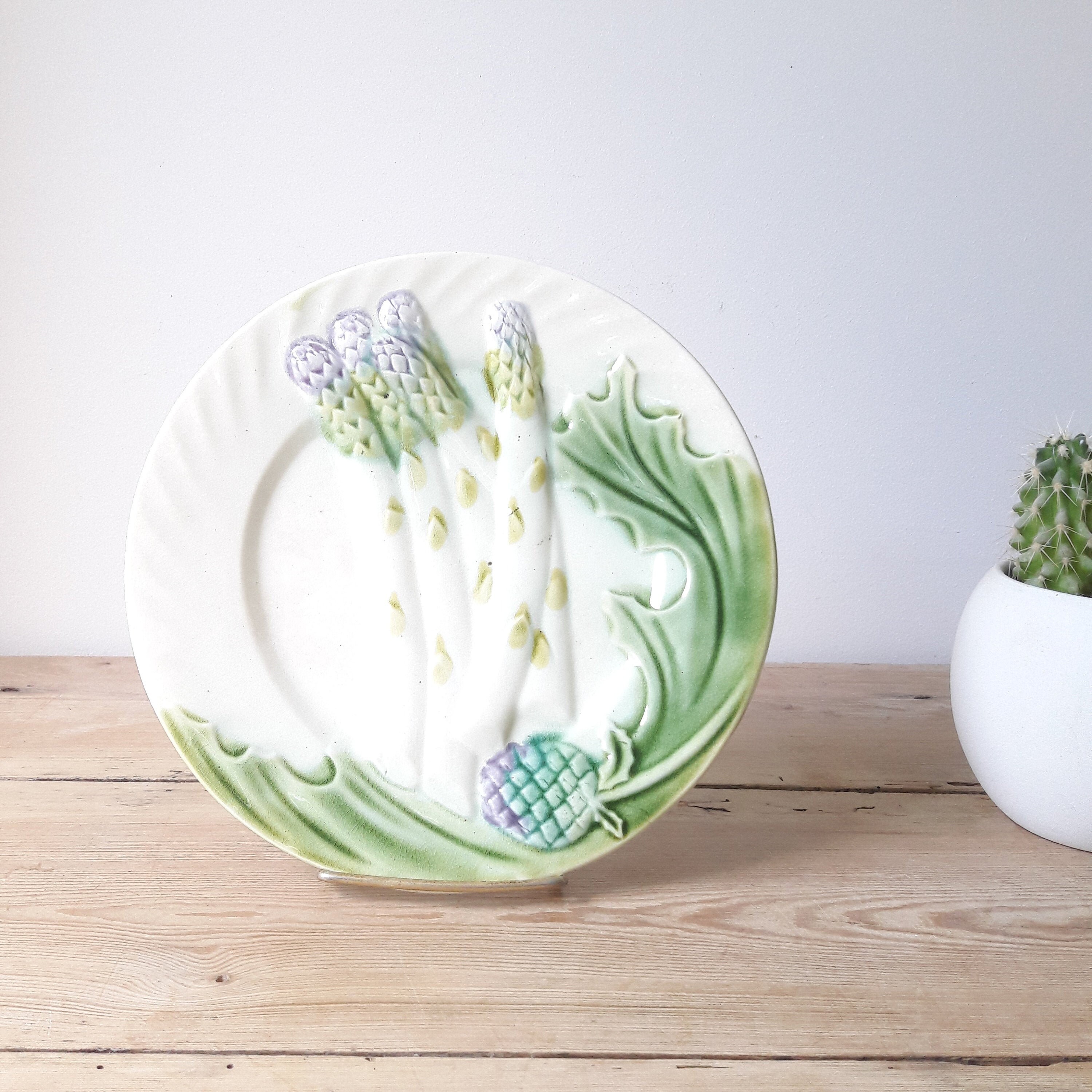Francais Vintage/Assiette en Barbotine/Décor Asperges/Faience de Salins/Vert et Mauve/Assiette Plate