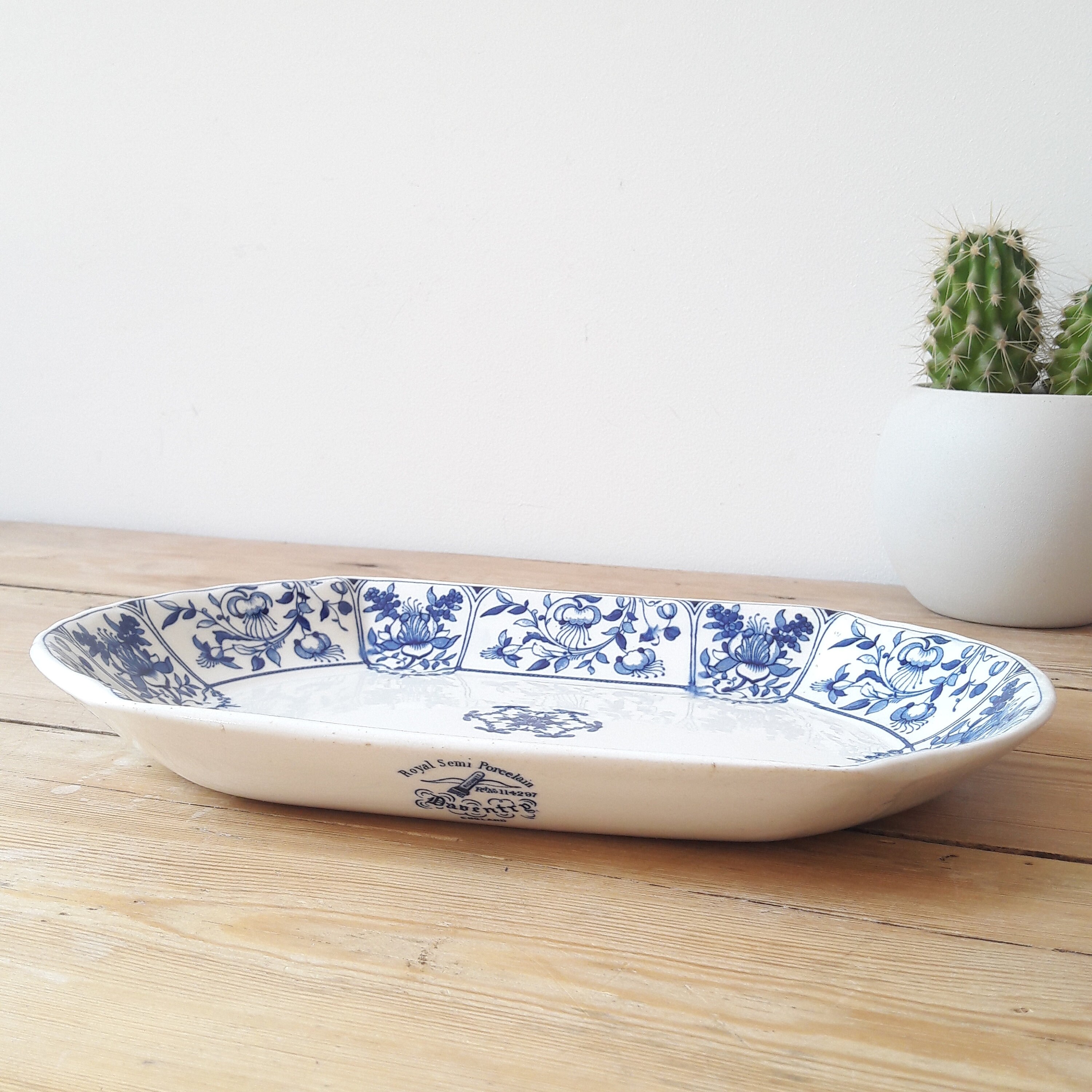 Anglais Vintage/Petit Plat Ovale Daventry/ Royal Ridgways Daventry/Porcelaine Bleue et Blanche/Servi