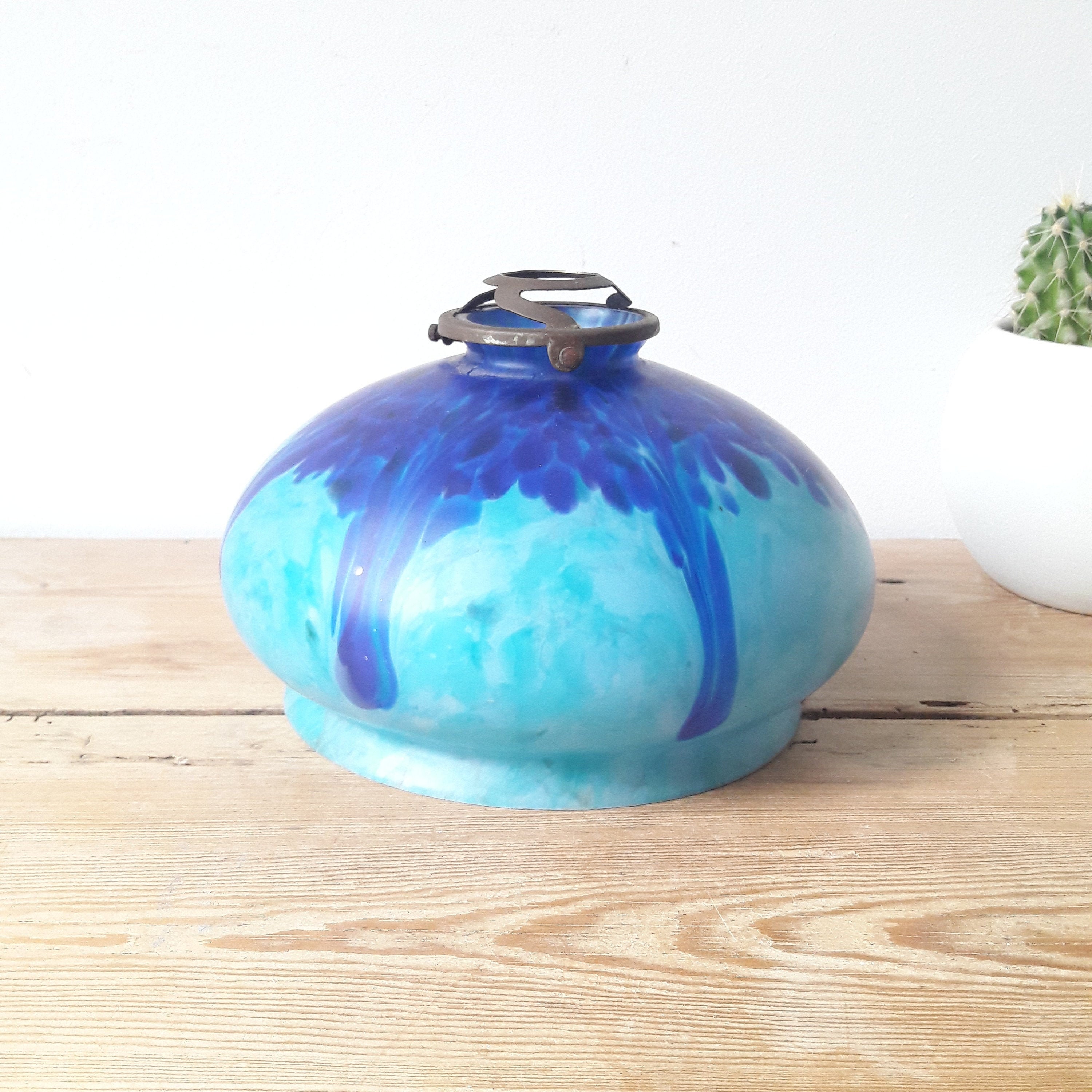 Suspension Art Nouveau en Pâte de Verre Bicolore Bleu Moucheté, France Années 30