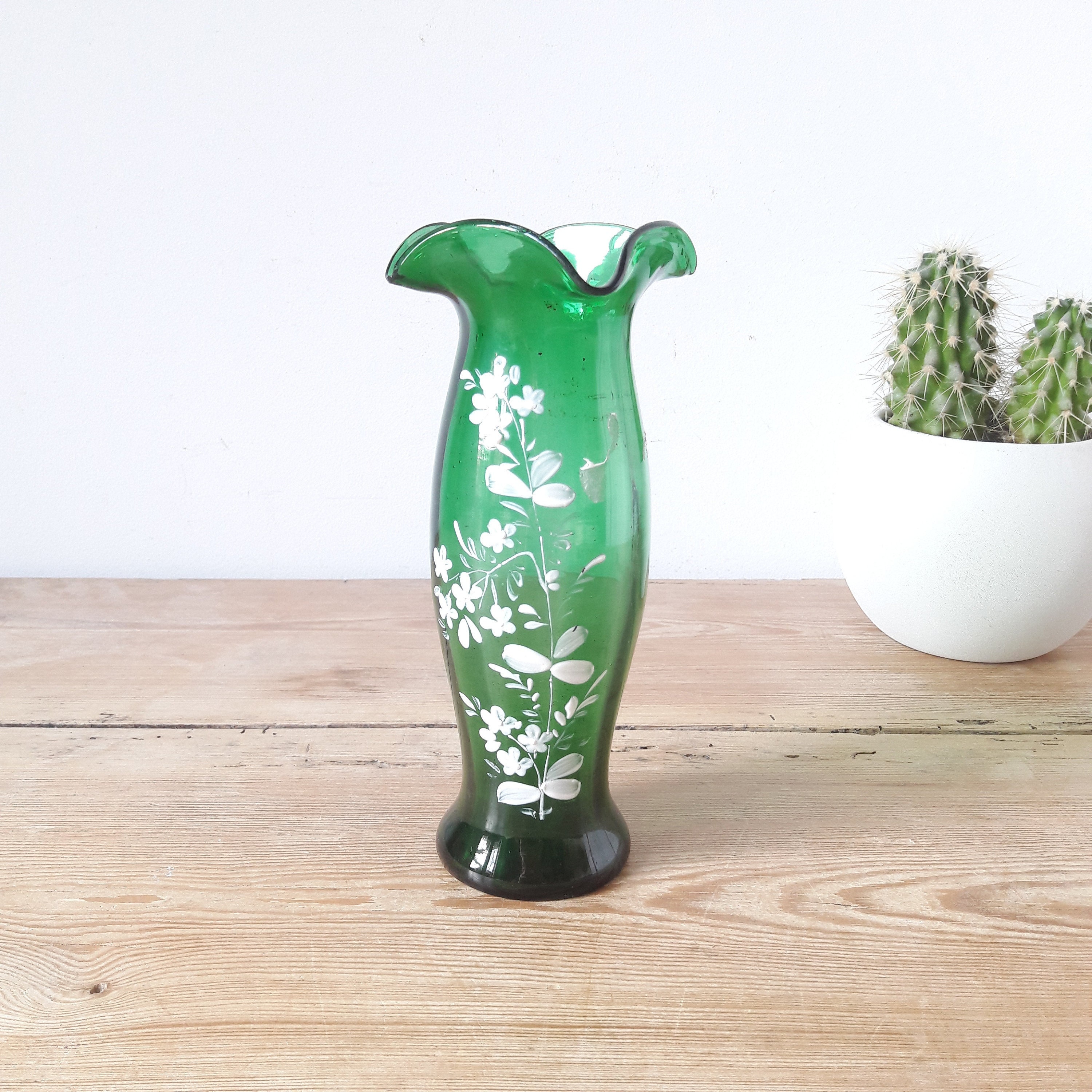 Vase Art Déco Vintage/Verre Vert Soufflé Décoré/Décor de Fleurs Blanches/Peint à La Main/Forme Corol