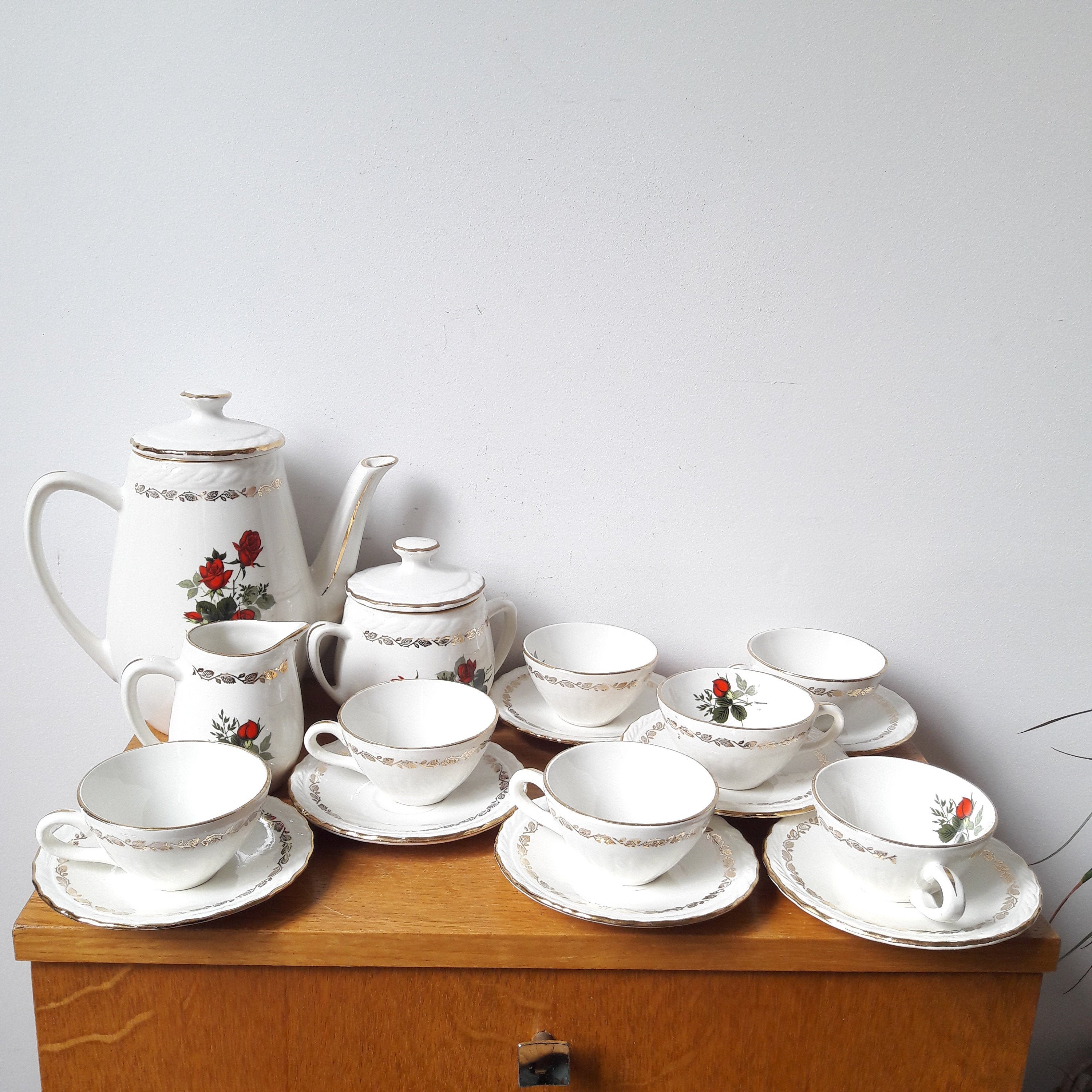 Francais Vintage Service à Café Rose Rouge Complet 7 Tasses en Faience de Saint Amand 1950