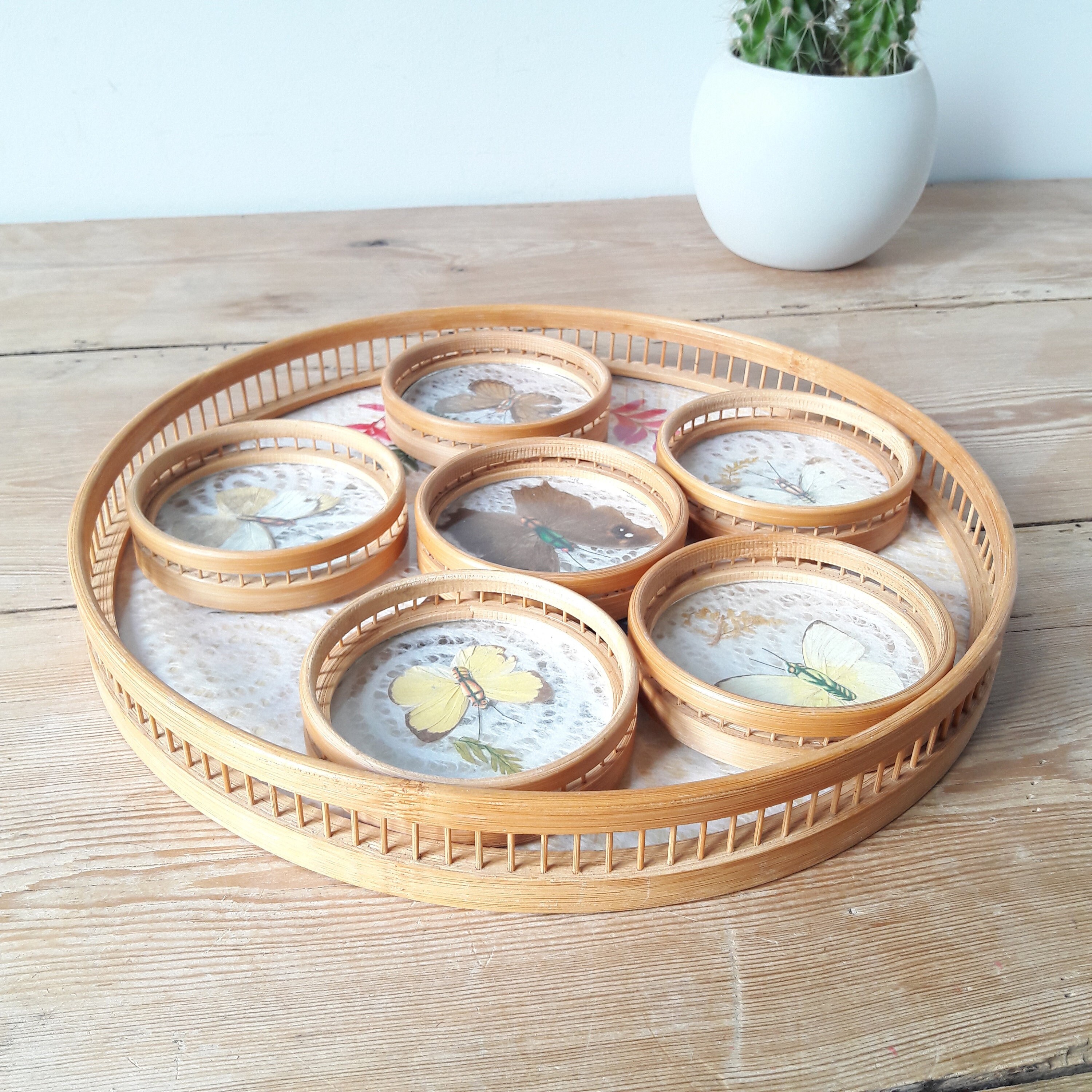 Plateau en Bambou Vintage/Plateau et 6 Sous Verres/Décor de Papillons Incrustés/France Années 70