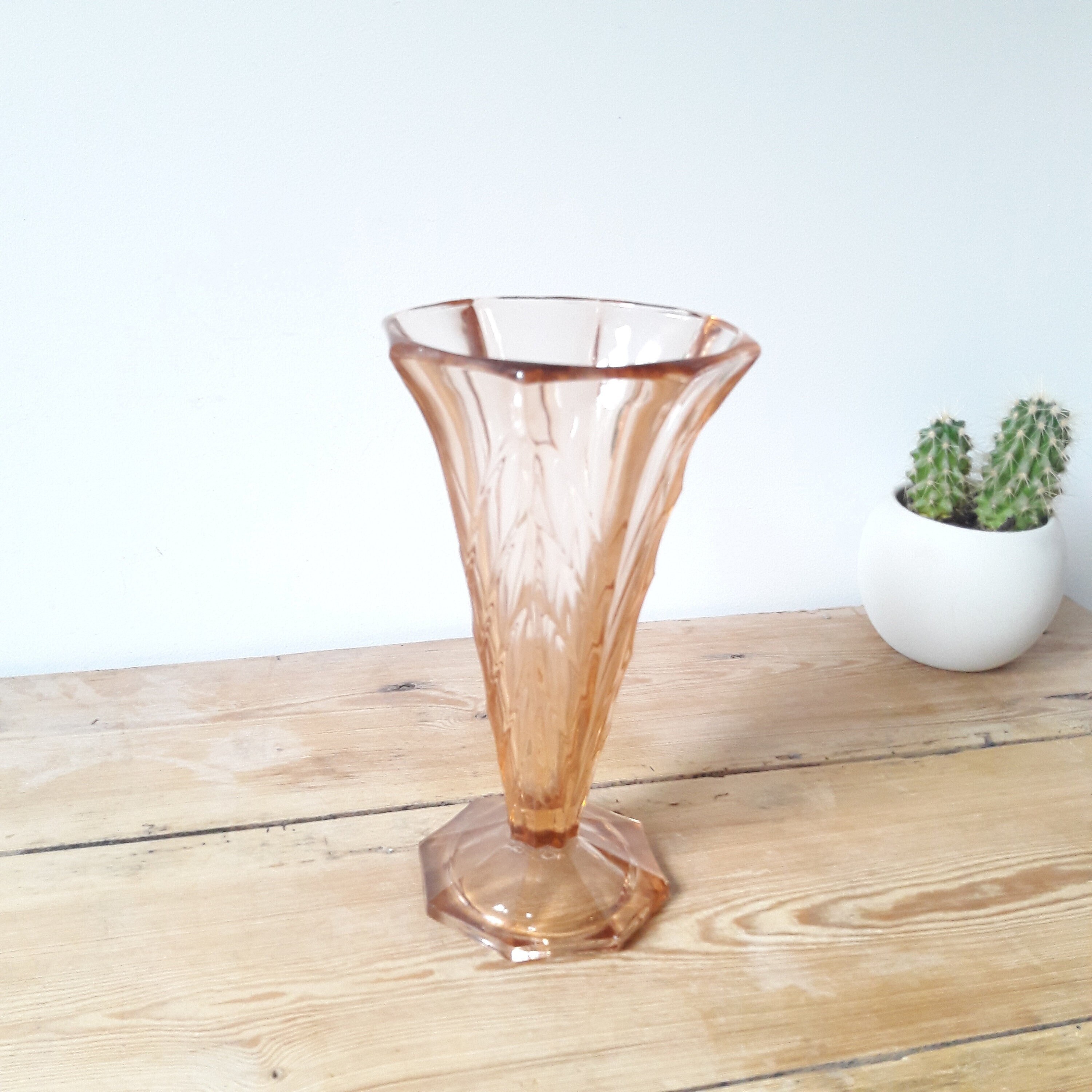 Francais Vintage/Vase Art Déco/Verre Rose Moulé/Grand Vase sur Pied/Années 50