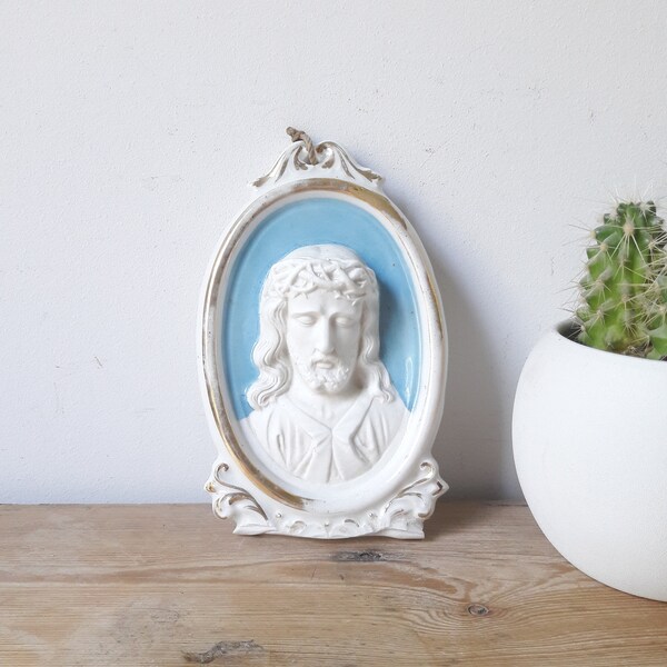 Christ en portrait vintage/Médaillon en biscuit/porcelaine ancienne/fond émaillé bleu/Francais 1930