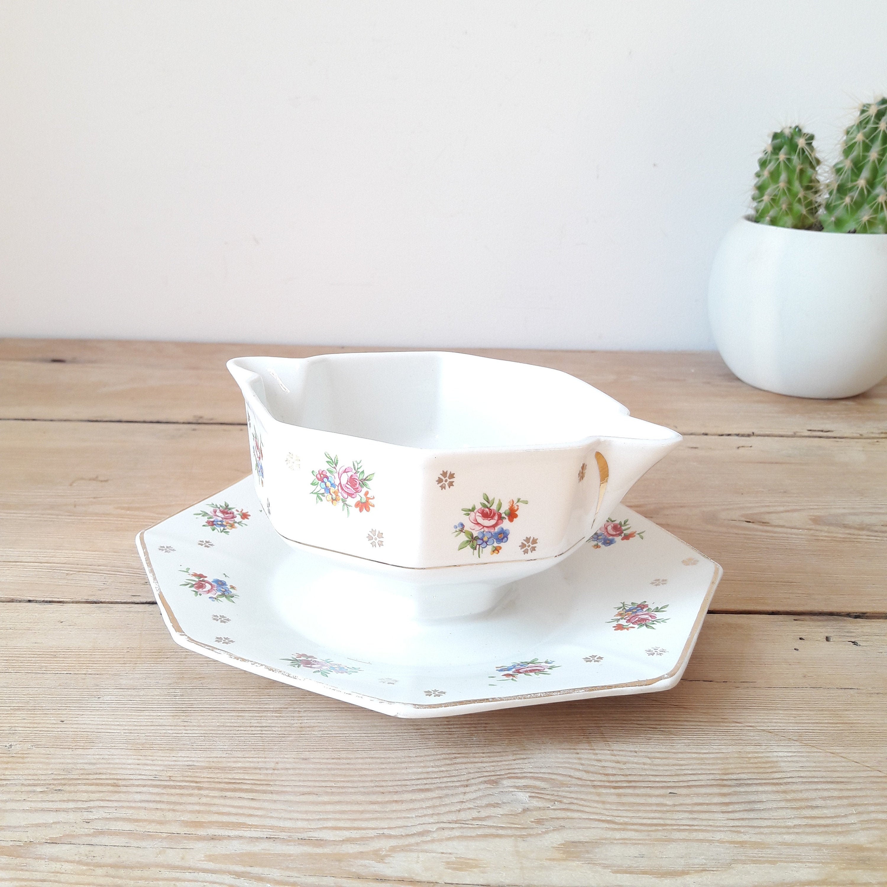 Saucière Vintage/Porcelaine Opaque de Saint Amand/Décor Fleurs et Liseré Or/France 1960