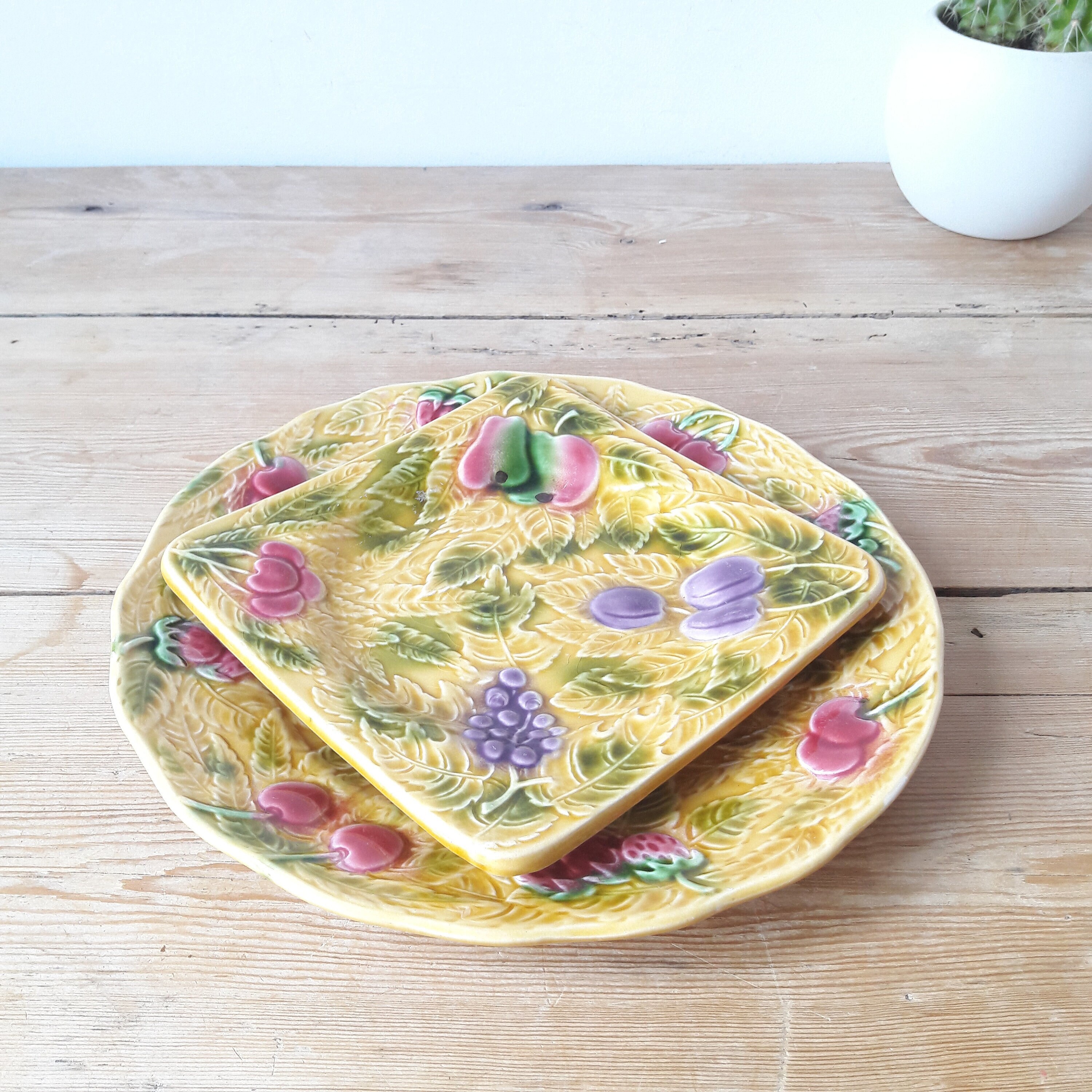 Francais Vintage/Assiettes Plates en Barbotine/Décor de Fruits Polychrome/Faience Sarreguemines/1 Gr