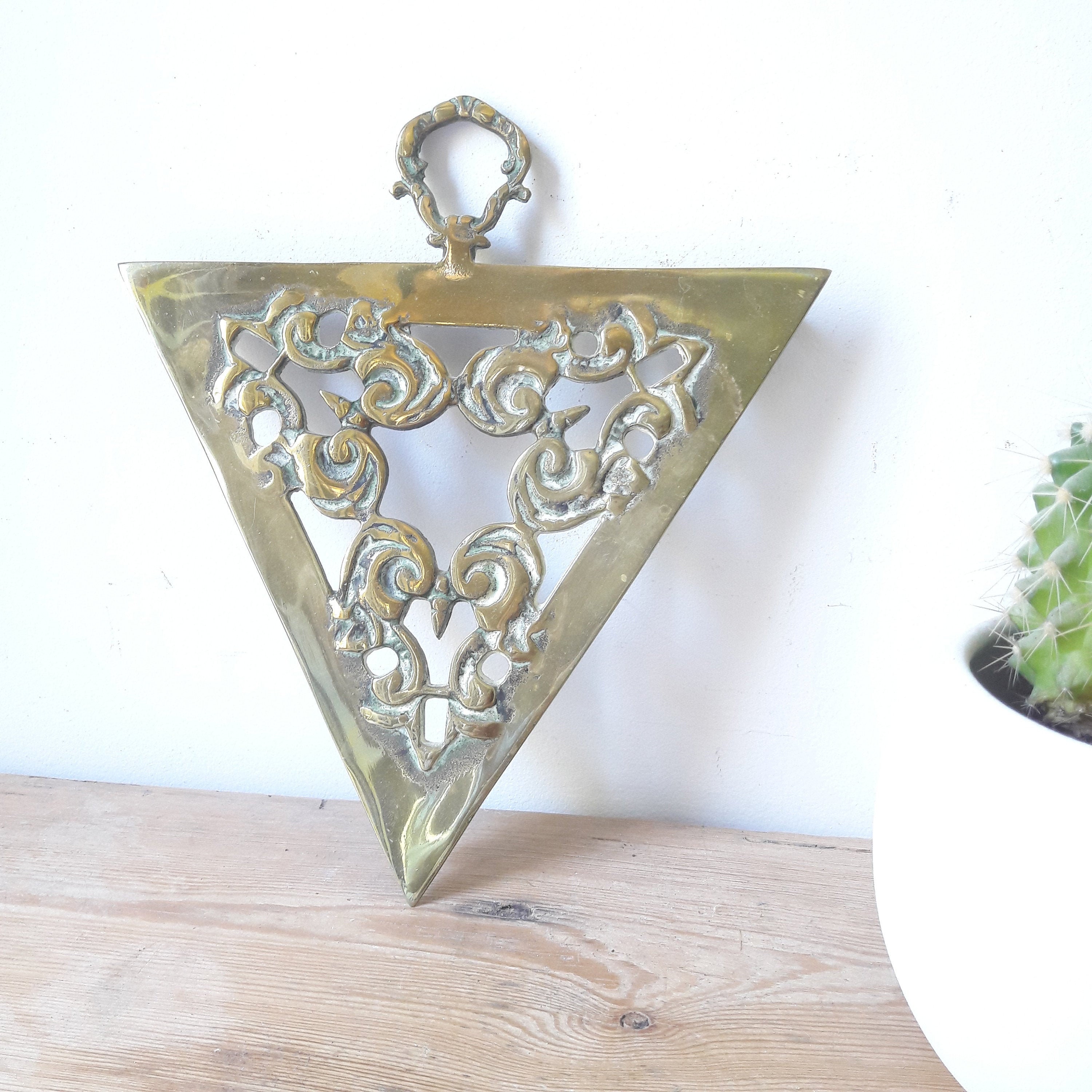 Dessous de Plat Vintage/Laiton Doré Travaillé/Forme Triangle avec Accroche/France 1960