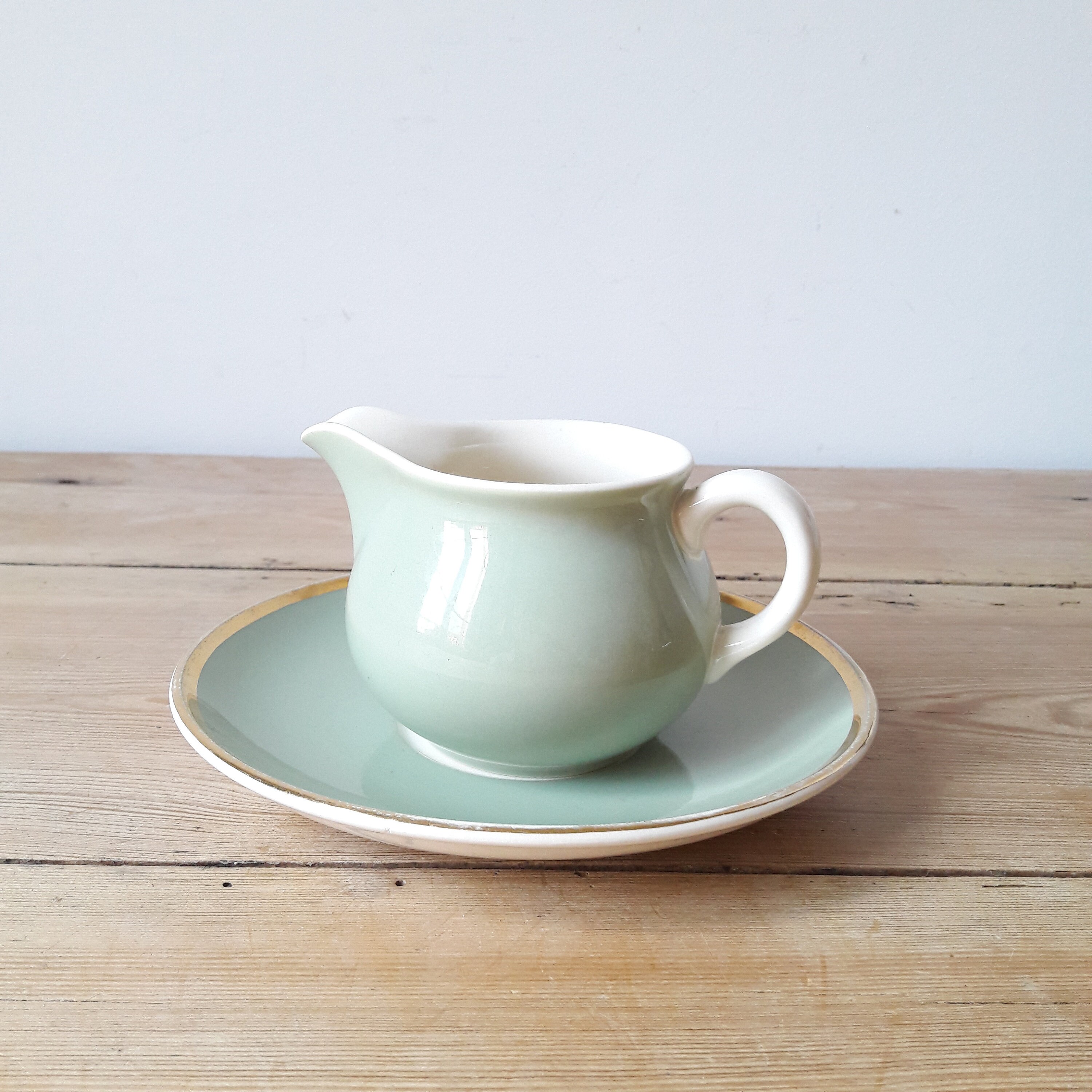 Pot à Lait Vintage et Soucoupe/Porcelaine Verte Beige/Villeroy Bosh Metlach/France Années 40