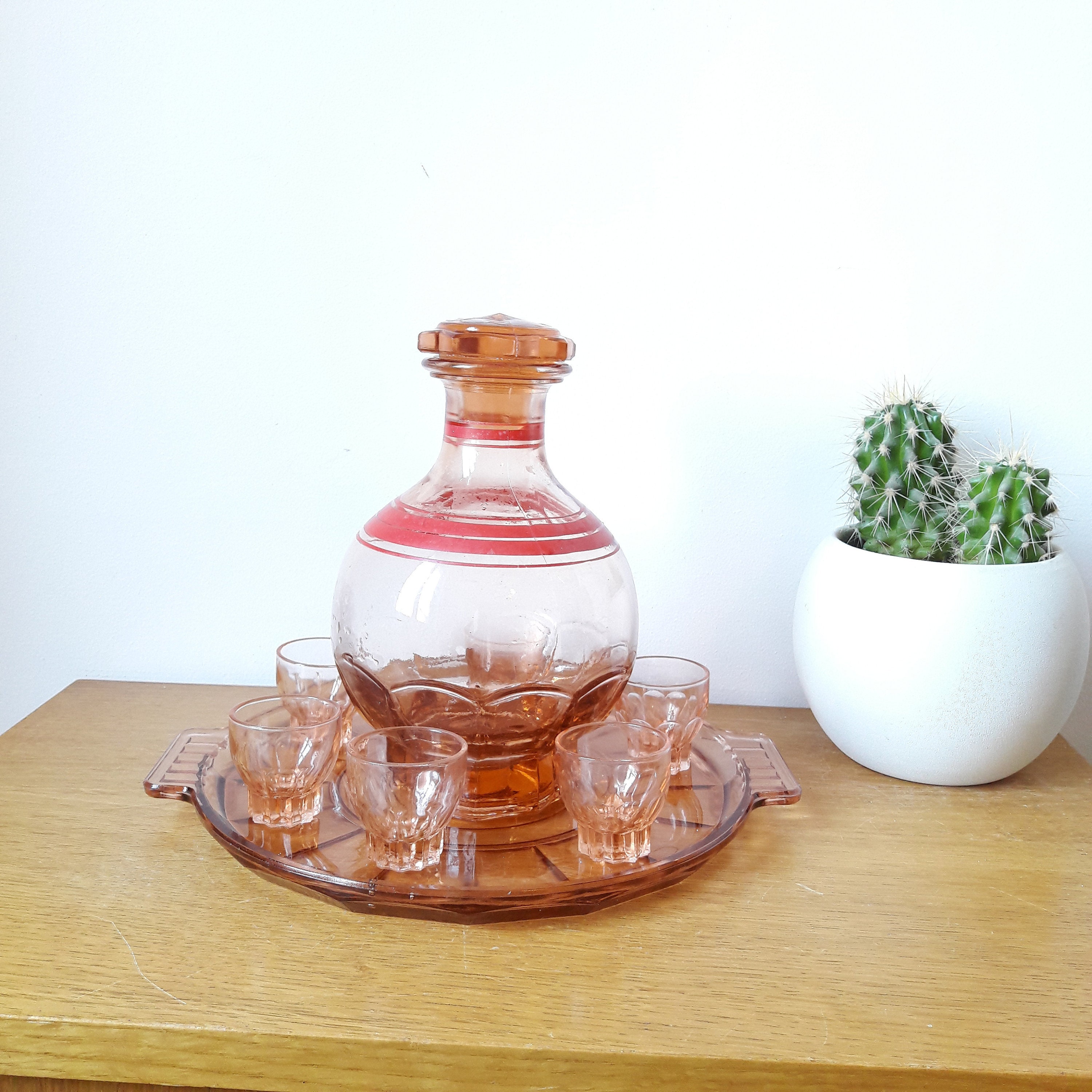 Francais Service à Liqueur en Verre Rose Art Déco, Liseré Rouge Plateau Carafe et 6 Verres, Années 5