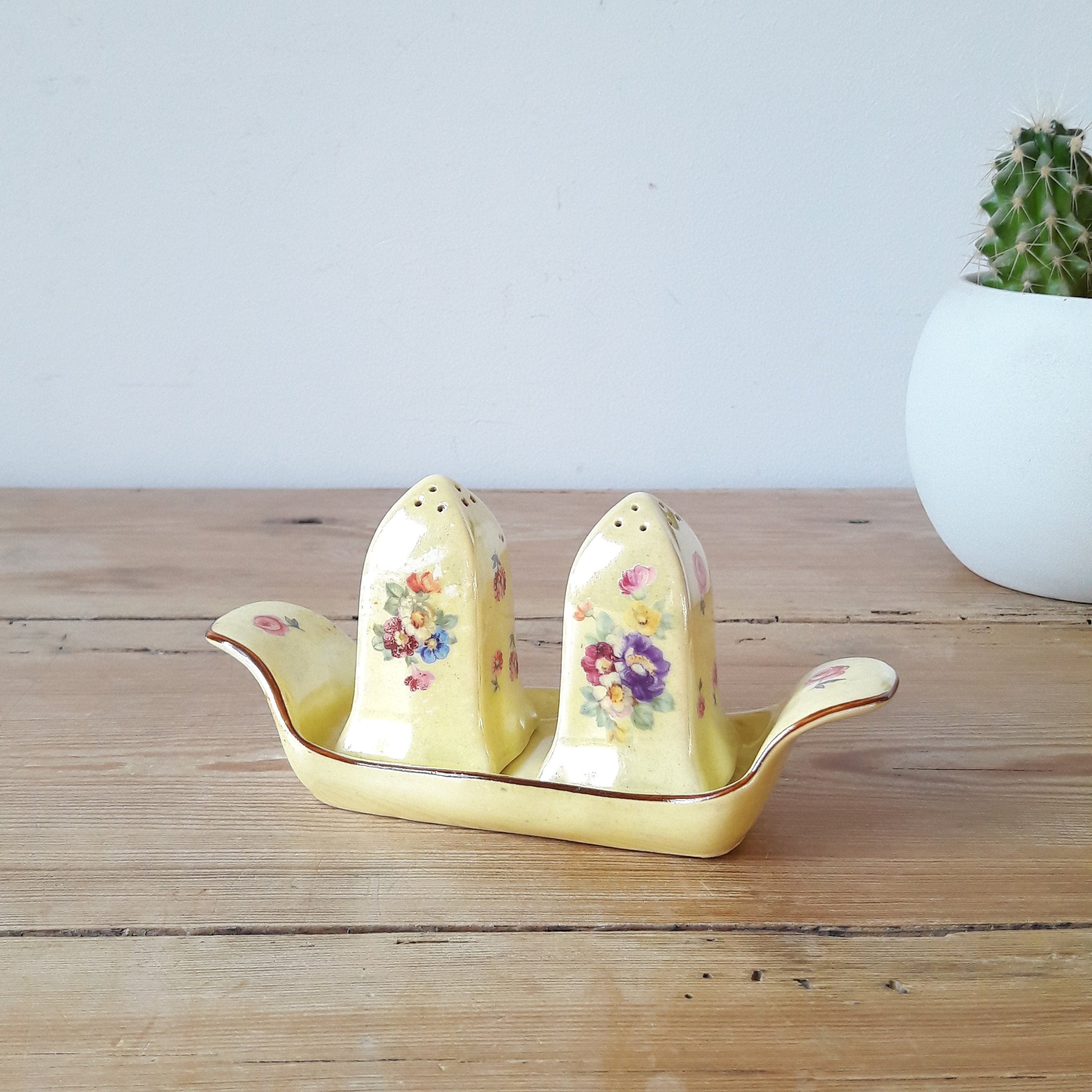 Salière et Poivrière Vintage/Porcelaine Ancienne/Faience de Tchécoslovaquie/Jaune Irisé/Décor Fleurs