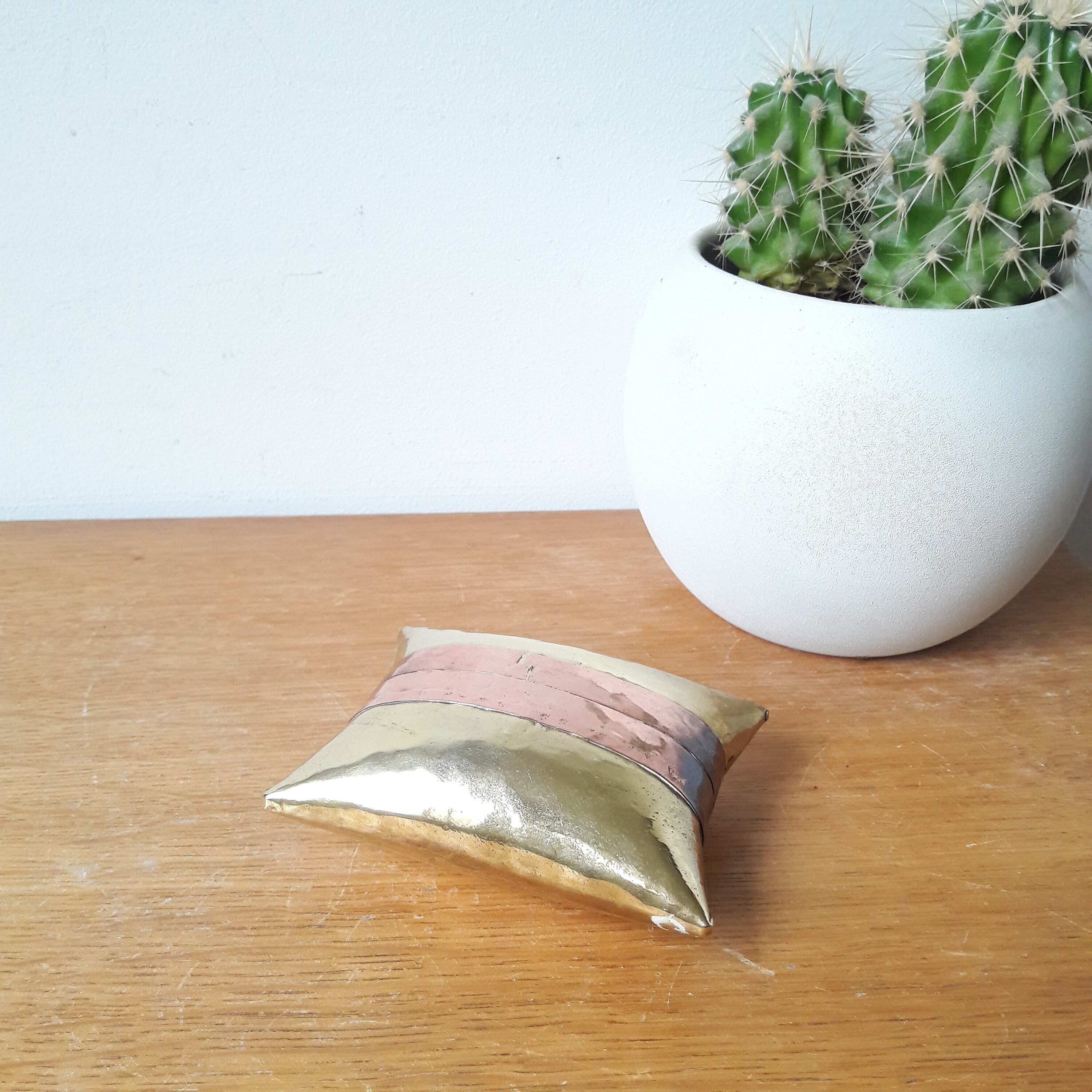 Boîte Vintage/Petite Boîte Orientale/Laiton Doré et Cuivre/Forme de Coussin Bombé