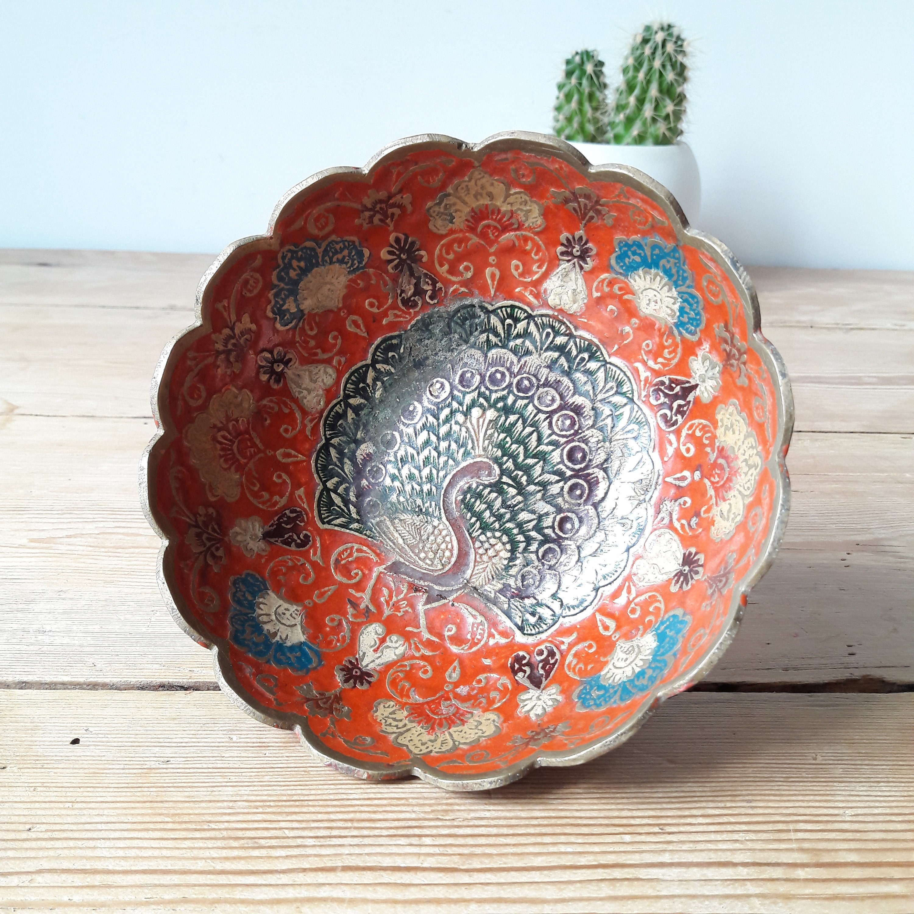 Ancienne Coupe en Laiton/Émail Cloisonné/Décor de Paon Polychrome/Bords Festonés/Artisanat Oriental